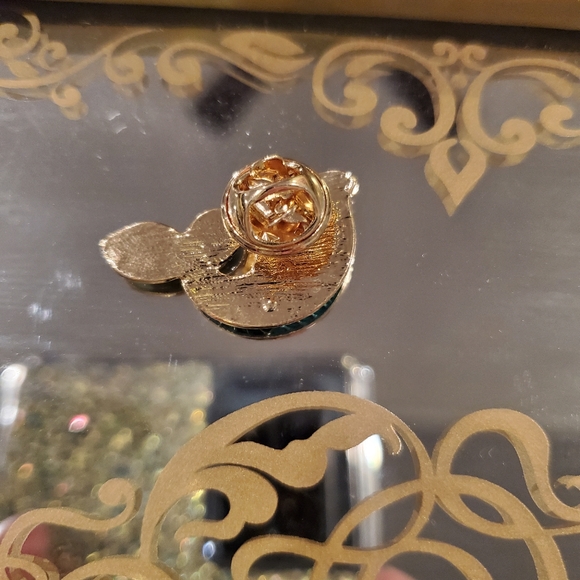 💚🧜🏼‍♀️Green mermaid tail enamel pin - Picture 2 of 3